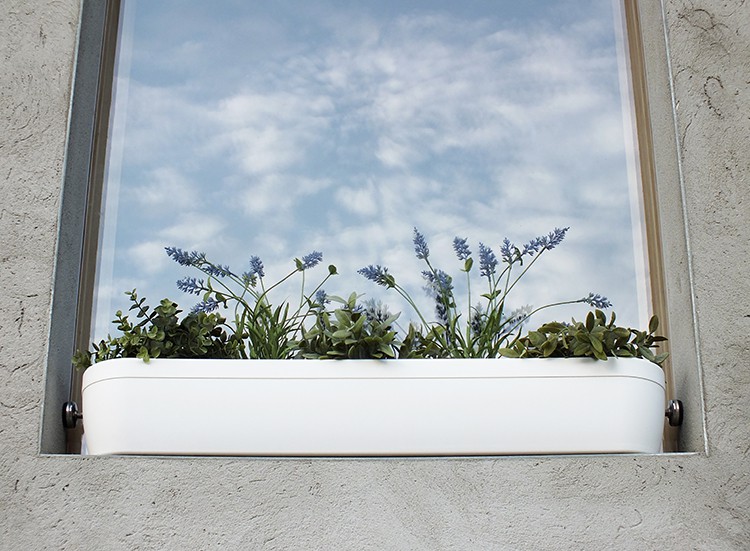 https://www.jardinchic.com/media/catalog/product/cache/1/image/9df78eab33525d08d6e5fb8d27136e95/j/a/jardiniere-rebord-fenetre-windowgreen-blanc-outdoor-detail-rephorm-jardinchic.jpg