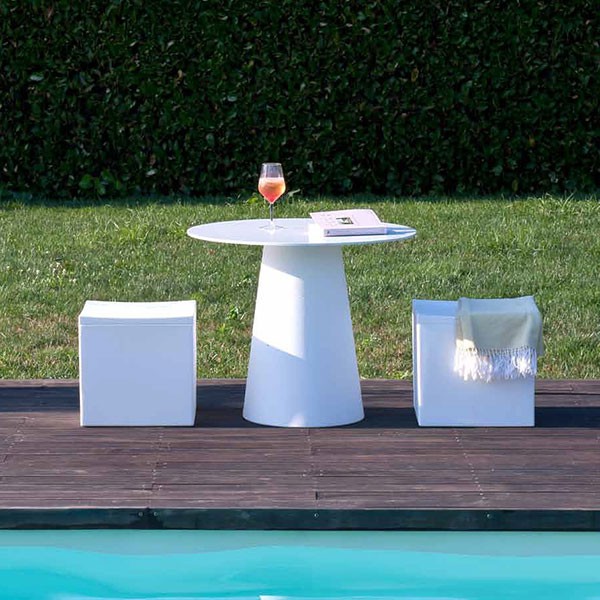 Table d'Appoint Macaron Base Blanche et Plateau Blanc & Poufs Lounge Cube Blancs 1825 JardinChic Table d'Appoint Macaron Base Blanche et Plateau Blanc & Poufs Lounge Cube Blancs 1825 JardinChic