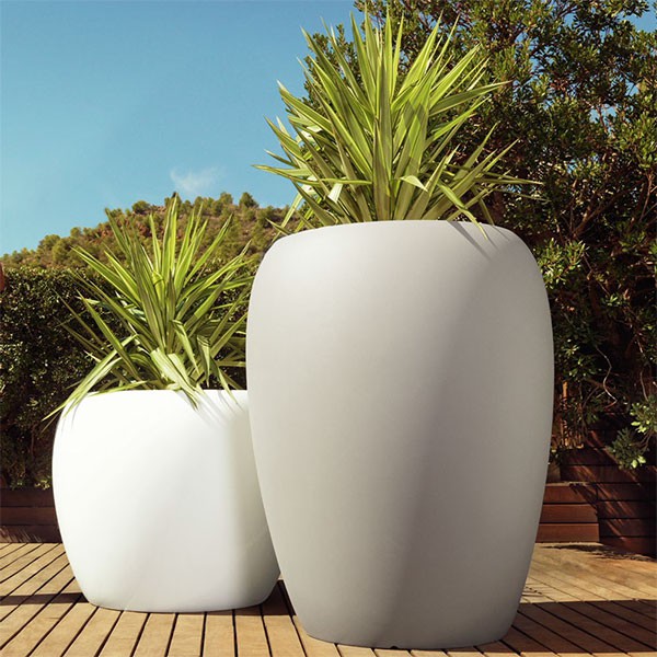 https://www.jardinchic.com/media/catalog/product/cache/1/image/9df78eab33525d08d6e5fb8d27136e95/p/o/pots-blow-taupe-blanc-vondom-jardinchic.jpg