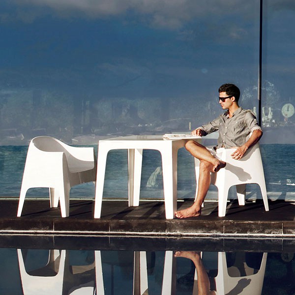 Table Solid Blanc avec Chaises avec accoudoirs Solid Blanc (vendues séparément) Vondom Jardinchic Table Solid Blanc avec Chaises avec accoudoirs Solid Blanc (vendues séparément) Vondom Jardinchic