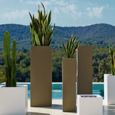 Pots Torre Cuadrada Taupe avec Pots Cubo Blancs (vendus séparément) Vondom Jardinchic