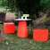 Table d'Appoint Macaron Base Rouge et Plateau Blanc & Poufs Lounge Cube Rouge 1825 JardinChic