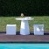 Table d'Appoint Macaron Base Blanche et Plateau Blanc & Poufs Lounge Cube Blancs 1825 JardinChic